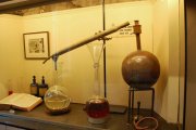 Distilling perfume in 1926 (Fragonard Museum)